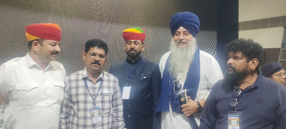 kmm_bharat's tweet photo. ओबीसी की जाति-आधारित जनगणना के लिए मख़्सूस

राष्ट्रीय मुस्लिम मोर्चा का 5वाँ राष्ट्रीय अधिवेशन हैदराबाद के बाग़ लिंगमपल्ली स्थित सुंदरय्या विज्ञान केंद्रम ट्रस्ट, तेलंगाना में बेहद कामयाबी और शानदार अंदाज़ में संपन्न हुआ।

इस तारीख़ी अधिवेशन में मुल्क के मुख़्तलिफ़ हिस्सों से बड़ी तादाद में राष्ट्रीय मुस्लिम मोर्चा के ओहदेदारान, ज़िम्मेदारान और कारकुनान ने पुरजोश अंदाज़ में शिरकत की और अपनी मौजूदगी दर्ज कराई।

इस अधिवेशन का मरकज़ी मौज़ू ओबीसी की जाति-आधारित जनगणना, सामाजिक इंसाफ़, बराबर नुमाइंदगी और अपने दस्तूरी हुक़ूक़ के बारे में अवाम में बेदारी पैदा करना रहा।

यह अधिवेशन इत्तेहाद, तालीम, तंजीम और तहरीक के पैग़ाम को मज़ीद मज़बूत करने की दिशा में एक अहम क़दम रहा।

जय संविधान।
जय मूलनिवासी। 
Waman Meshram Chaudhary Vikas Patel  #RMM #RPVM