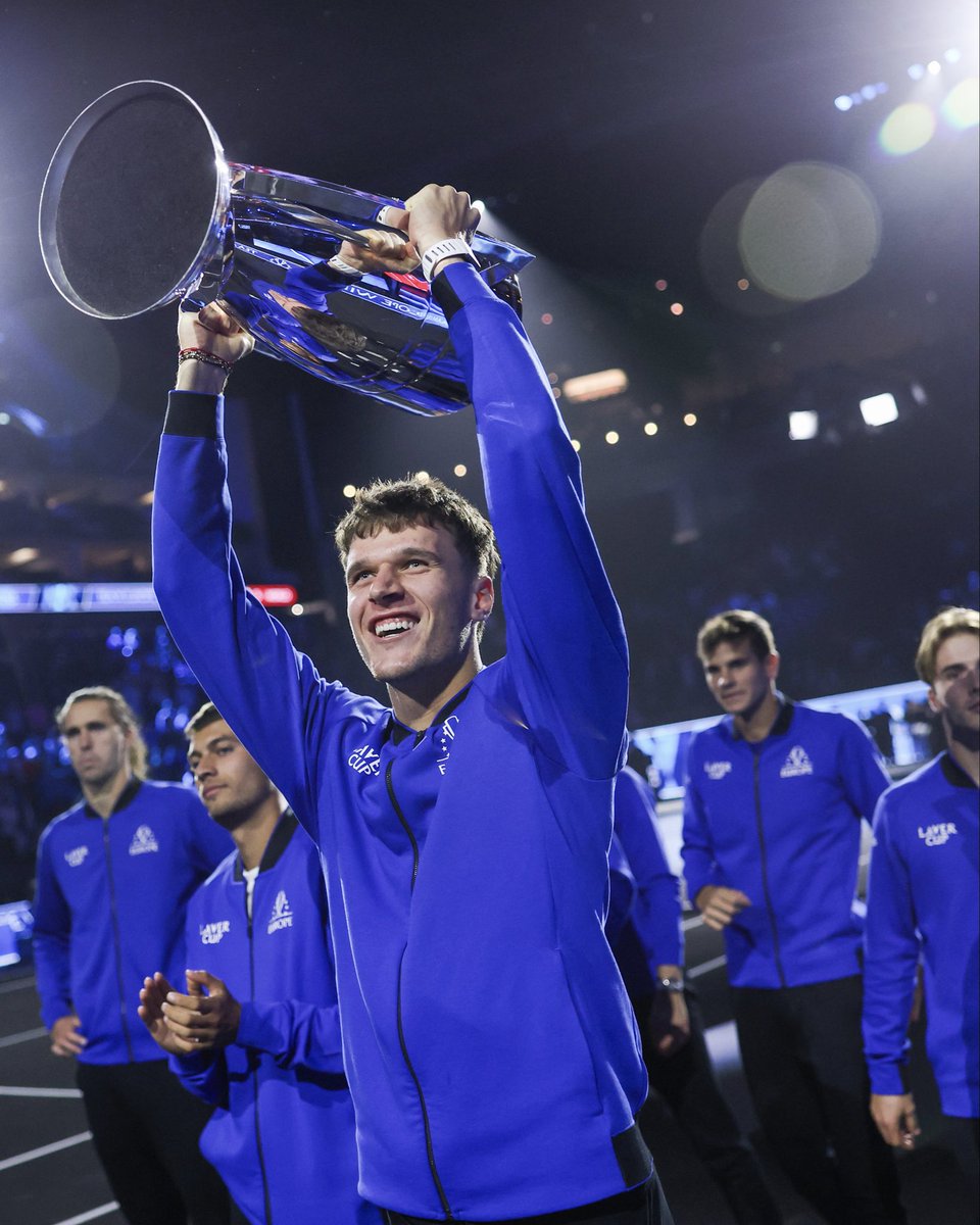 mensik_jakub_'s tweet photo. The perfect way to end the weekend. 🏆
Such a great time with all the guys here. Congrats to everyone! The Laver Cup is for Team Europe. 💫💙 https://t.co/fuNLcnmMzI