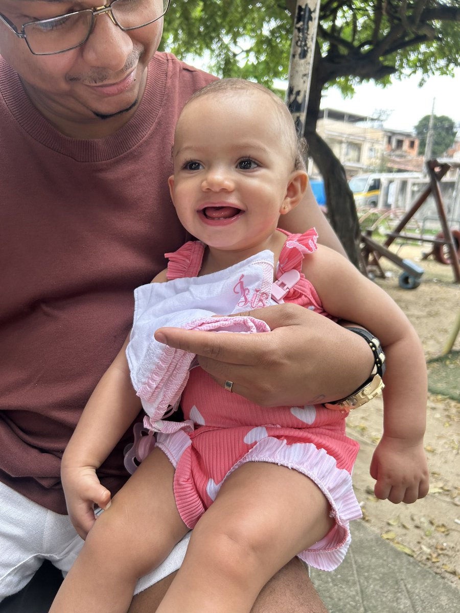 teixeirapeh's tweet photo. O que um pai e uma avo não faz por uma filha / neta !
1ª vez da Ísis pegando doce ( que não vai comer nenhum ) 🫴🏻😂💕 https://t.co/VCAksjCarZ