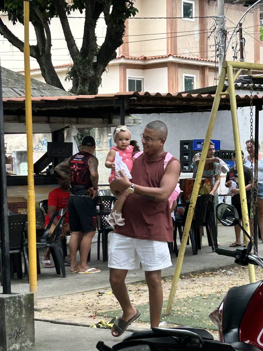 teixeirapeh's tweet photo. O que um pai e uma avo não faz por uma filha / neta !
1ª vez da Ísis pegando doce ( que não vai comer nenhum ) 🫴🏻😂💕 https://t.co/VCAksjCarZ