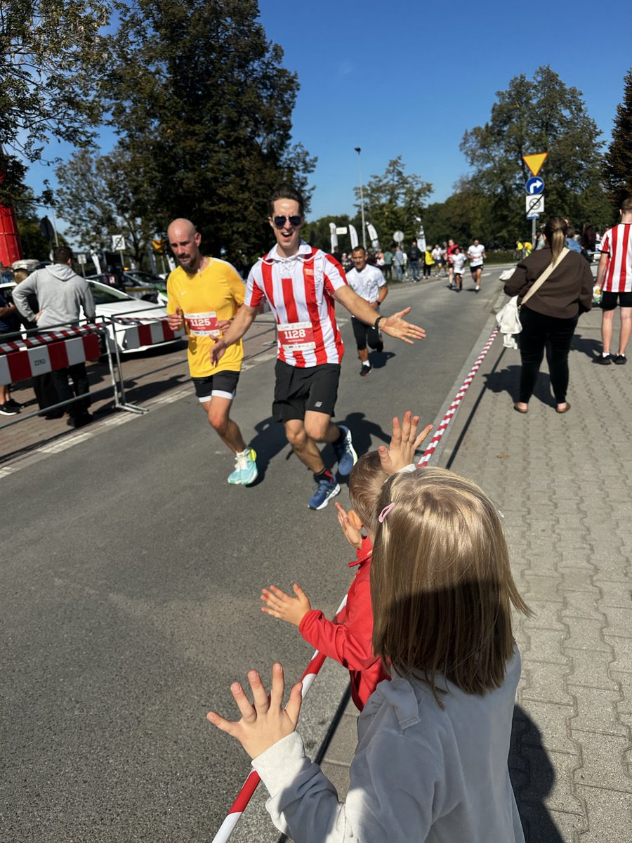Huczo's tweet photo. Unikalne chwile (na foto moi najwierniejsi kibice) i doskonale wrażenia po dzisiejszym biegu @KSCracoviaSA. Świetna inicjatywa - @profmuratcolak  trzymam za słowo, że to nowa tradycja !!

Żona fotograf TOP 🤍♥️ https://t.co/fy7CykHCiF