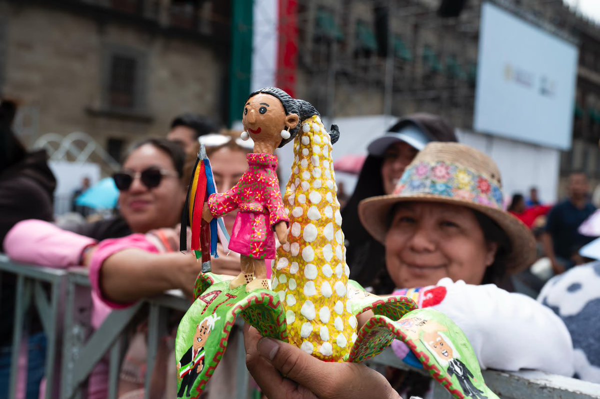 ivan_escalante's tweet photo. Las reformas constitucionales, impulsadas por el gobierno de la primera mujer Presidenta de México, fortalecen la libertad y la justicia social a través del reconocimiento de derechos universales y la redistribución de los recursos públicos para el pueblo.

Garantizar el bienestar de las y los mexicanos, es el destino fundamental de la Cuarta Transformación. 

#ClaudiaDaResultados
#HonestidadYResultados