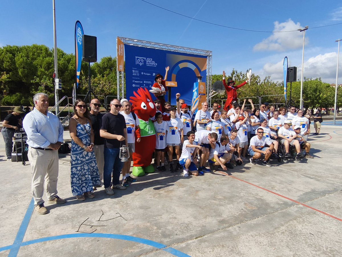 ajuntamentvng's tweet photo. 🔥 La flama olímpica dels @SOCatalunya ha arribat a #VNG
Els esportistes que han fet els relleus de la torxa han rebut l'escalf d'una ciutat estretament lligada a aquest esdeveniment des del 1992, quan vam ser-ne seu i l'edició que encara avui manté el rècord de participants. https://t.co/JlYbojOvi8