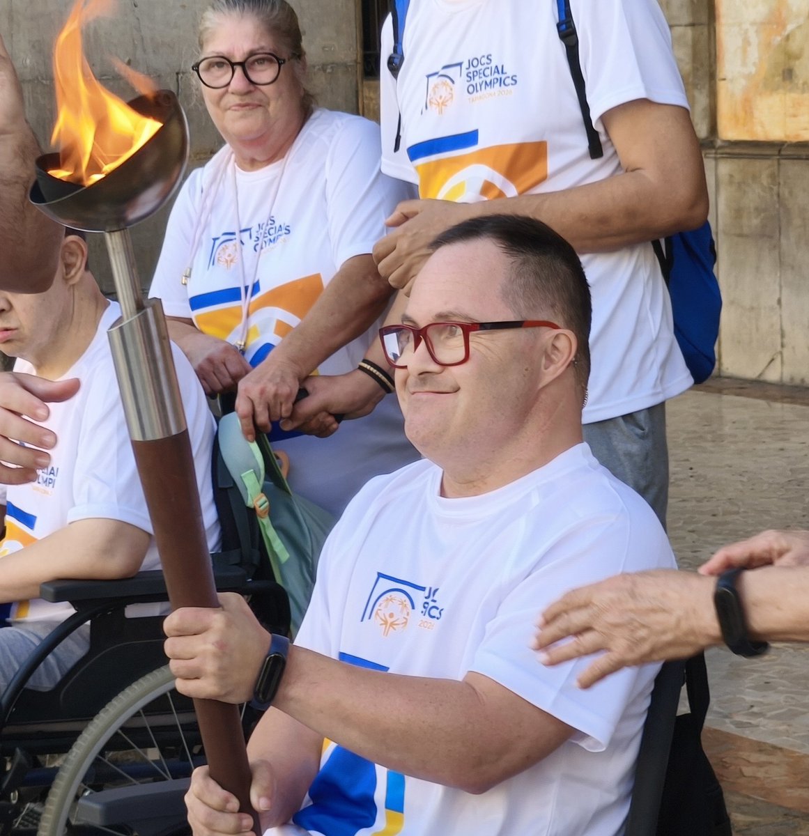 ajuntamentvng's tweet photo. 🔥 La flama olímpica dels @SOCatalunya ha arribat a #VNG
Els esportistes que han fet els relleus de la torxa han rebut l'escalf d'una ciutat estretament lligada a aquest esdeveniment des del 1992, quan vam ser-ne seu i l'edició que encara avui manté el rècord de participants. https://t.co/JlYbojOvi8