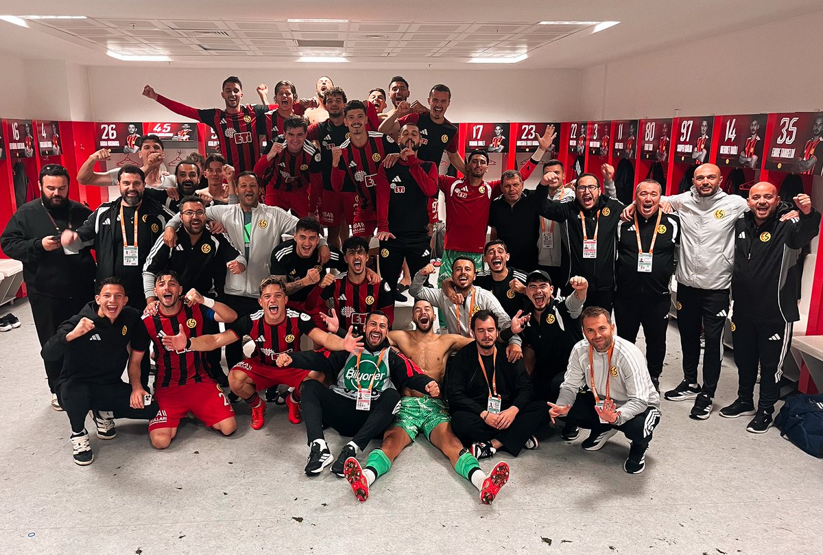 Eskisehirspor's tweet photo. Aile. 🖤❤️ https://t.co/OAY7dQItSw