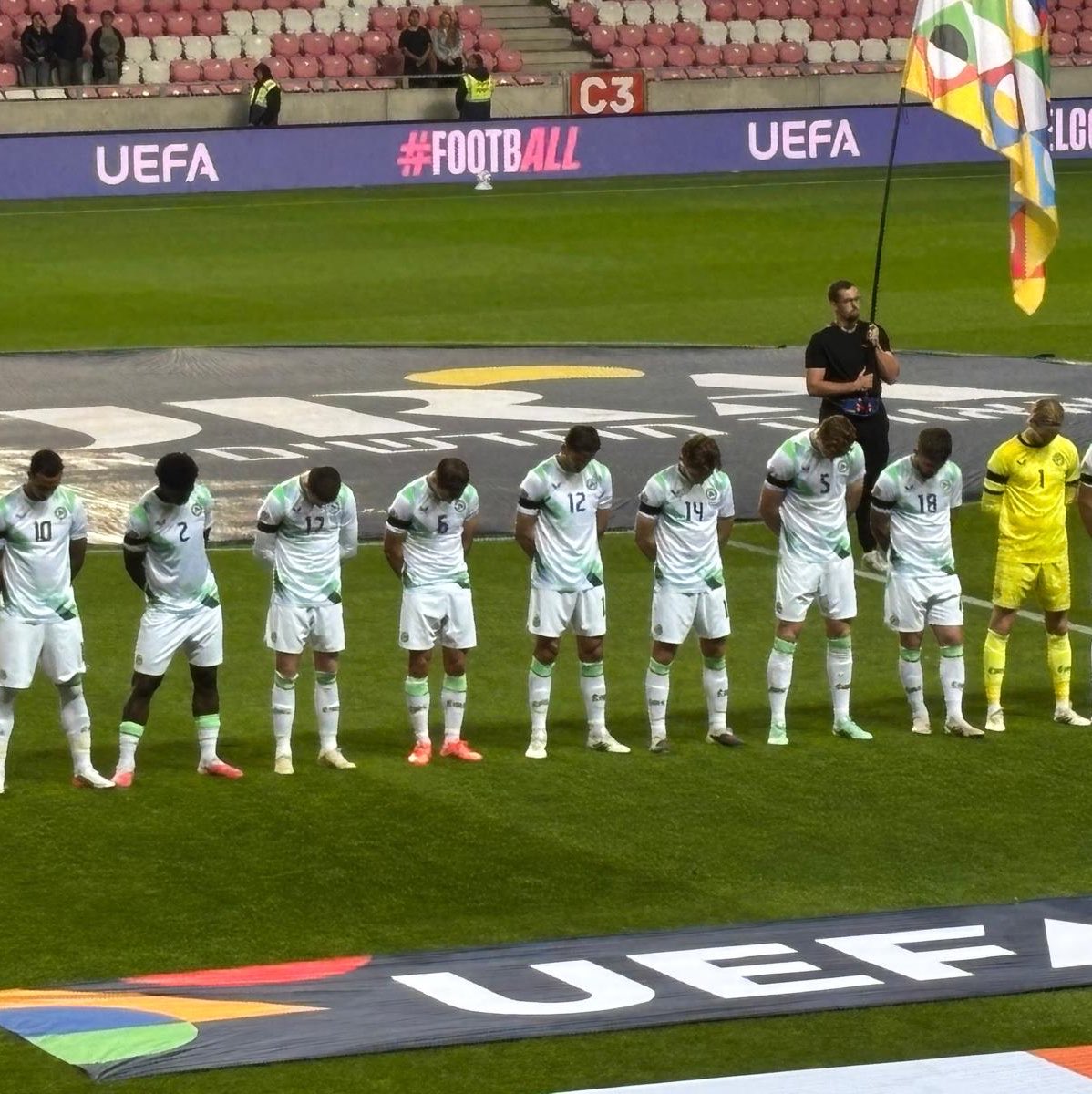 lnstantFoot's tweet photo. L’équipe d’Irlande baisse la tête durant l’hymne national israélien, tout en portant des brassards noirs autour du bras en signe de protestation. ✊🇮🇪

📸 @SeanOCSport https://t.co/xBi0KEew3V