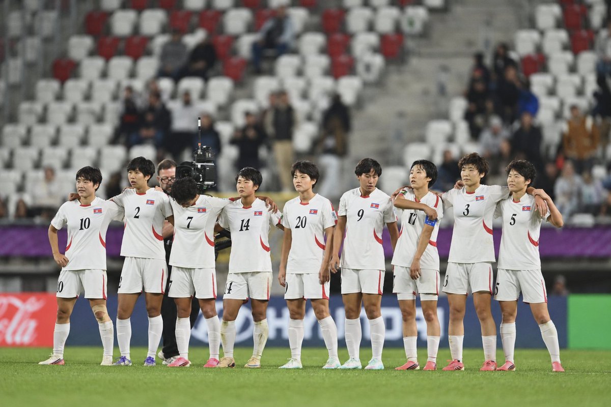 Fekerfanta's tweet photo. Perdimos en penaltis.

Enhorabuena a España por su Copa del Mundo. 

Corea del Norte ha hecho un Mundial enorme. Estamos muy orgullosos de estas chicas 🇰🇵❤️ https://t.co/lTXO70Z8xa