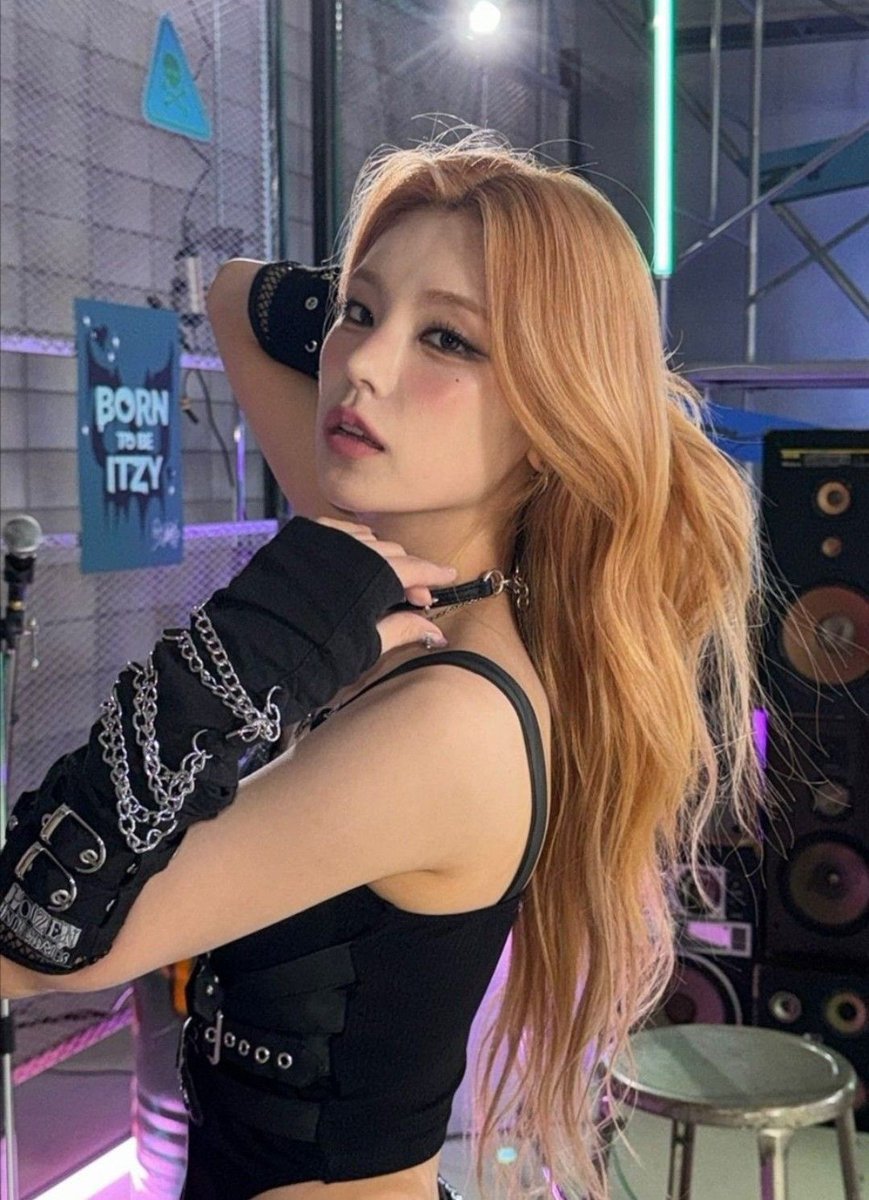 itzyshots's tweet photo. i’ll never be over this hair color https://t.co/AxGGyAya2T