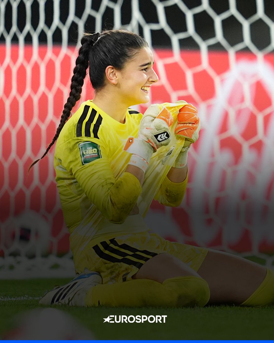 Eurosport_ES's tweet photo. ¡¡CAMPEONAS DEL MUNDO!! 🇪🇸🇪🇸🇪🇸 🏆

España gana su segundo Mundial sub-20 femenino tras doblegar a Corea del Norte en los penaltis con la guardameta Laia López como heroína 👏

📷 Getty Images https://t.co/xtBoFgrwVe