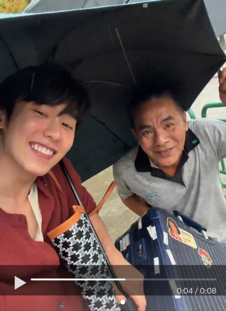 newji_da's tweet photo. แล้วมาไล่ดูใหม่ กษิบุ๊คใส่เสื้อสีแดงเหมือนในคลิปที่ชั้นลง55555555555555555

#kasibook @kasibook https://t.co/DO1fDEqJxf