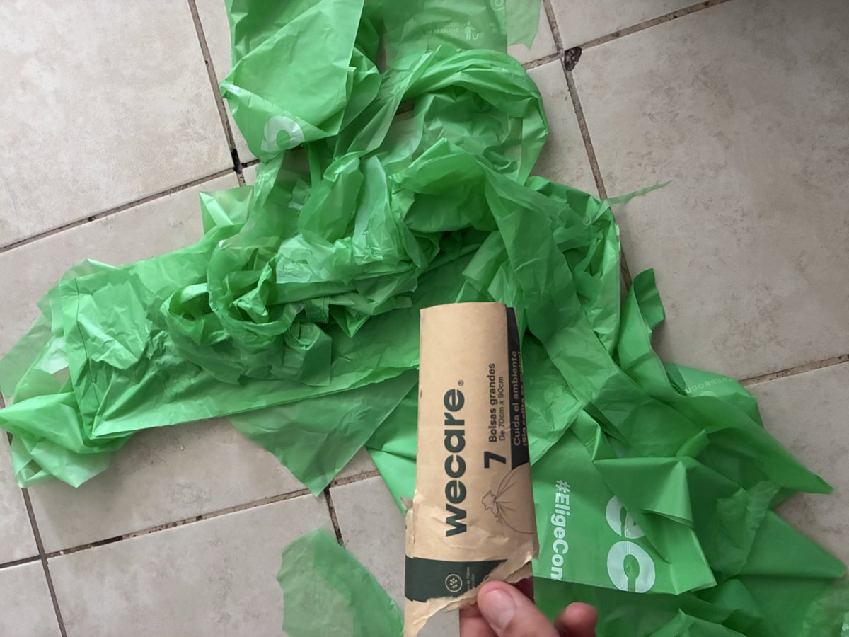 ChiitoWanani's tweet photo. @WeCare_Products malísima calidad, compré un rollo de bolsas de basura y todas se desbaratan al mínimo contacto, que horror, tuve que tirar todo el rollo 😡 https://t.co/2TVs9OXW48