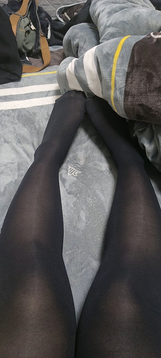 fukoprss's tweet photo. @pss5512 感觉跟我的差不多，因为腿胖点不太敢发，顶多做个群友福利发给熟悉的人看，图还是去年冬天拍的拍完马上盖被子取暖冷死了 https://t.co/SgEuKFnzMk