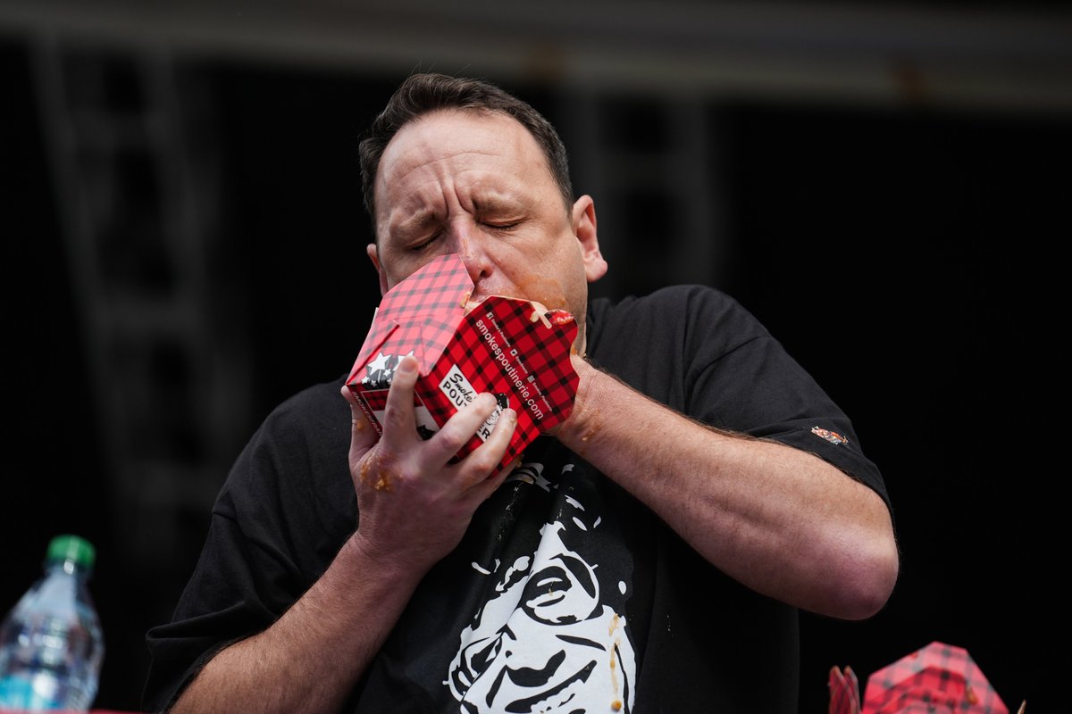 Complex's tweet photo. Joey Chestnut Wins World Poutine Eating Championship After Eating 21.25 Pounds in 10 Minutes

(📸: Getty) https://t.co/seCdqgX1P6