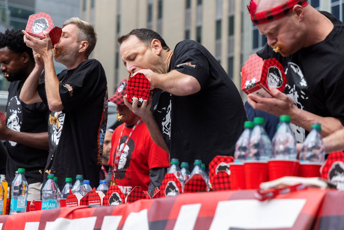Complex's tweet photo. Joey Chestnut Wins World Poutine Eating Championship After Eating 21.25 Pounds in 10 Minutes

(📸: Getty) https://t.co/seCdqgX1P6