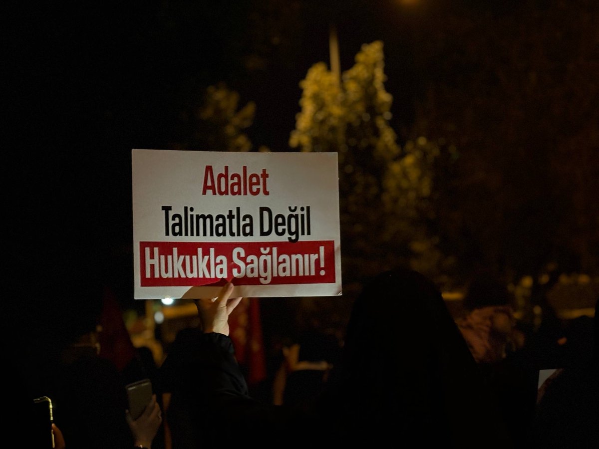 Susmaz_F's tweet photo. ADANA EMNİYETİ ÖNÜNDE KARARLI BEKLEYİŞ SÜRÜYOR!

Adana Emniyet Müdürlüğünün sert müdahalesi sonucu gözaltına alınan ve gözaltı süreleri uzatılan 31 Furkan Hareketi mensubu için emniyet binası önündeki bekleyiş kesintisiz devam ediyor. 

Gün boyu emniyet önünde bekleyen Furkan Hareketi mensupları, arkadaşları yarın sabah adliyeye sevk edilene kadar alanları terk etmeyeceklerini belirterek haksız gözaltılara karşı kararlı duruşlarını sürdürüyor.

#AdanaEmniyeti
Gözaltında KötüMuamele