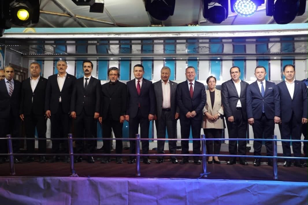 akparti_nizip's tweet photo. İlçe Başkanımız Fatih Altunses, komşu ilçemiz Şanlıurfa Birecik’te düzenlenen “Kelaynak, Patlıcan ve Fıstık Festivali” coşkusuna ortak oldu. 🎈🌱🇹🇷

Bölgemizin zengin tarımsal potansiyelini, bereketli fıstığını ve eşsiz kültürel değerlerini tanıtan bu kıymetli organizasyonda Birecikli hemşehrilerimiz ve vatandaşlarımızla bir araya gelerek hasbihal ettik; iki kadim ilçe arasındaki kardeşlik ve komşuluk bağlarını bir kez daha perçinledik.

Kültürel mirasımızın yaşatılmasına ve yöresel değerlerimizin tanıtımına önemli katkı sunan festivalin düzenlenmesinde emeği geçen başta Birecik Kaymakamı Osman Şahin ve Birecik Belediye Başkanı Mehmet Begit olmak üzere tüm paydaşlara teşekkür ederiz.

Kültürümüz ortak, kardeşliğimiz daim olsun.

#AKParti #AKPartiNizip #Nizip #Gaziantep #Birecik #Şanlıurfa #FatihAltunses #KelaynakFestivali #FıstıkFestivali #Kardeşlik #KültürSanat #BirlikBeraberlik

@abuyukgumus
@hakanaksu058
@iekarayel 
@fmfedaioglu 
@akparti
@AKPartiG_Antep 
@fatihaltunses