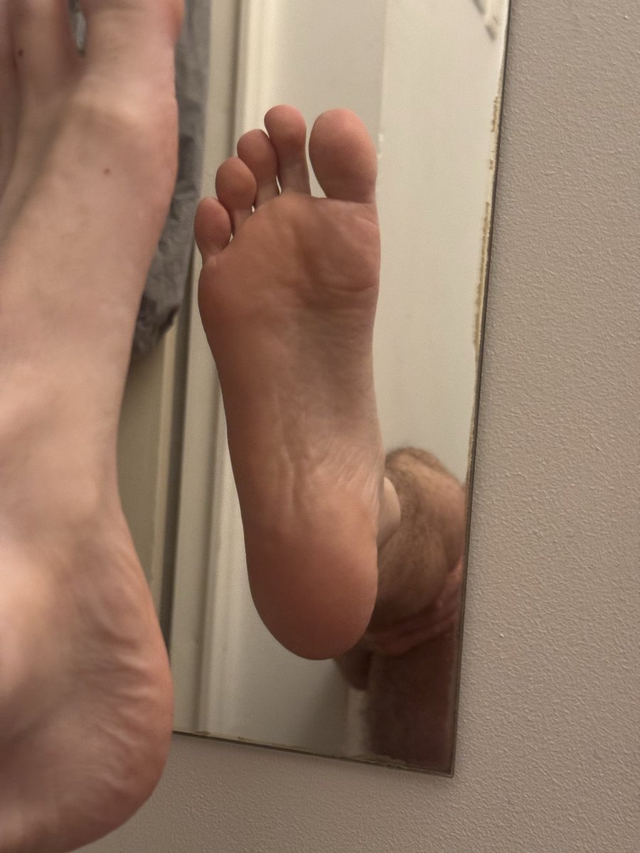 MasterJules99's tweet photo. Baisse ta tête devant mon gros 45 😈 #master #alpha #findom https://t.co/FdaES5XOD9