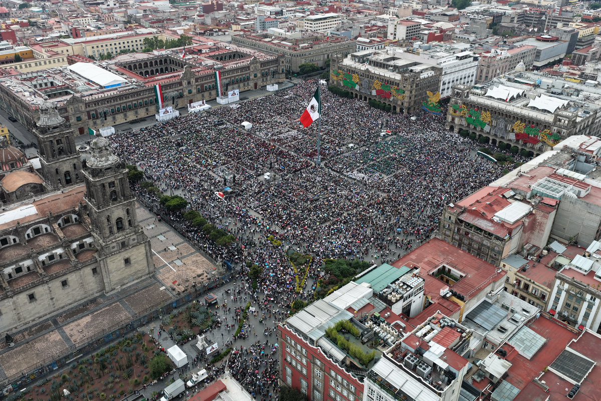 rosaicela_'s tweet photo. Nuestra Presidenta @Claudiashein dejó claro #hoy, en la Plaza de la Constitución, que solo el pueblo de #México define el destino de nuestro país y que ninguna potencia extranjera, ni élite tienen derecho de dictar el presente y futuro de nuestra patria. #HonestidadYResultados 🇲🇽 https://t.co/D6LEE7MzvE