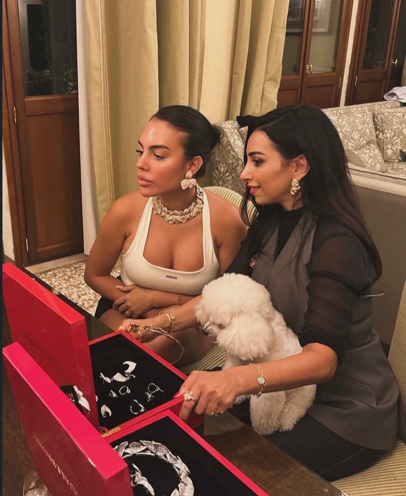 celebrities25's tweet photo. جورجينا https://t.co/5a8OHnPtTw