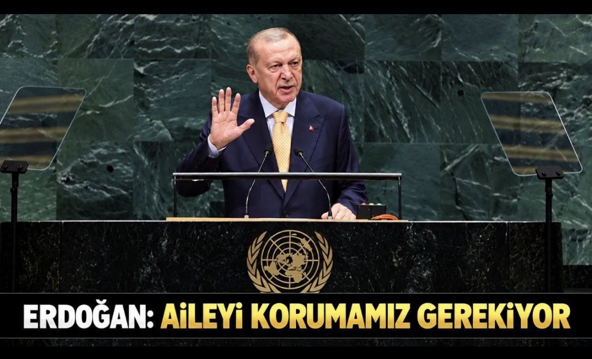 beyyburakk's tweet photo. #AileninSesiCumhurunReisi 
Üzüldüğümüz şey şu; sesimizi duymayan ailemizi ayıran birliğimizi sağlamayan devlet büyüklerimiz var. Ne sesimizi duyuyorlar ne aileyi bir arada tutuyorlar. Aile yılı diyip ailemizi ayırıyorlar. @RTErdogan @Yusuf__Tekin @tcbestepe @eczozgurozel @tcmeb https://t.co/vN5IBr57yR