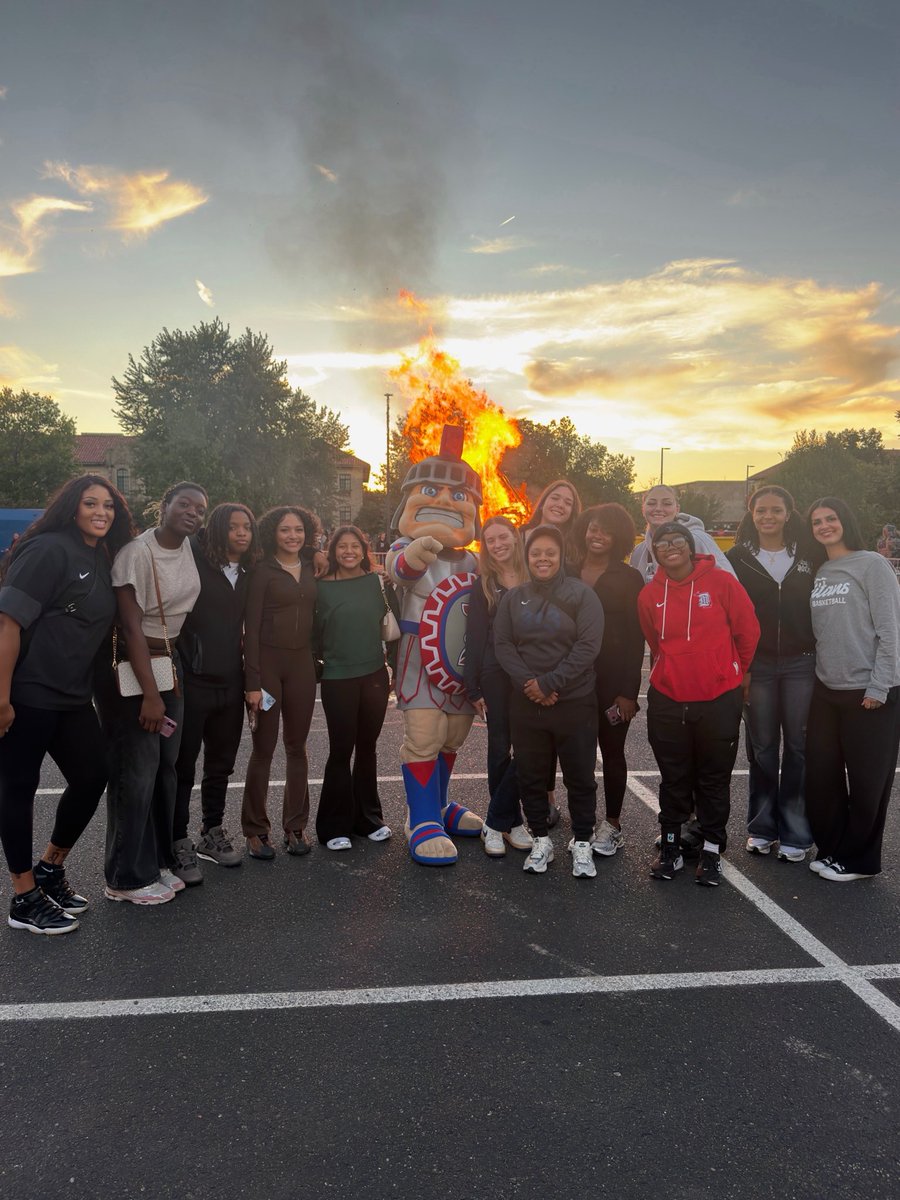 Detroit_WBB's tweet photo. Homecoming ‘26 with the squad 📸⚔️
#detroitmercywbb #titanupp #wbb #detroitscollegeteam https://t.co/e3JvwiUS5s