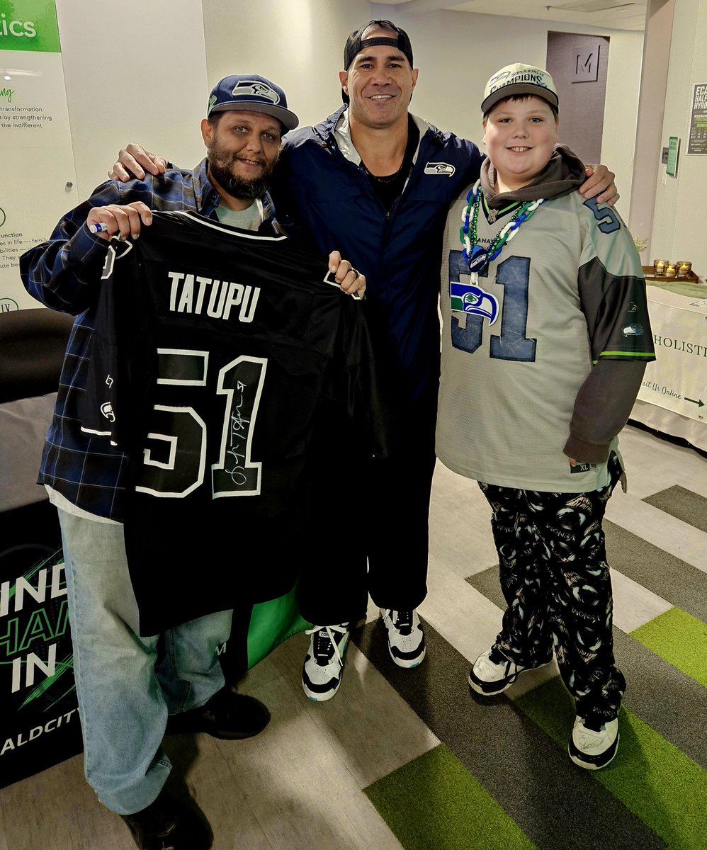 Hawkaholic12's tweet photo. My boy and I got to see Lofa Tatupu yesterday! Great times. https://t.co/slweEnuuK3