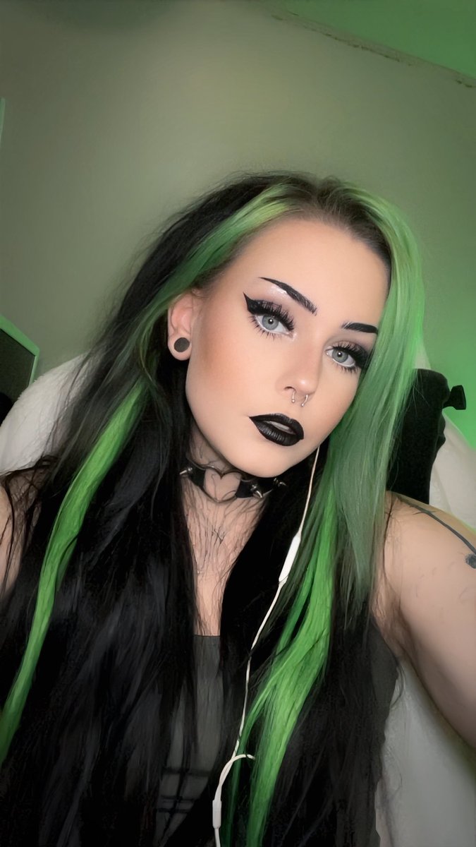 mathy015's tweet photo. You should follow me if ur into alt girls 🤭💚🖤 https://t.co/JMvaVJJG8s