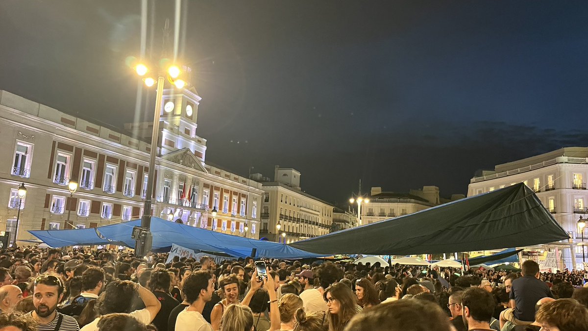 victordeelena's tweet photo. Los toldos de Almeida que costaron 2 millones de euros vs los toldos que ha puesto la acampada de Sol gratis y en quince minutos (mucho más grandes). https://t.co/ajArimHLvb