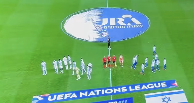 TouchlineX's tweet photo. 🚨 𝗕𝗥𝗘𝗔𝗞𝗜𝗡𝗚: Not only did the Ireland player lowered their heads during the National anthem of Israel.

They ALSO REFUSED to shake hands with their players. https://t.co/gBAR1OWtxG