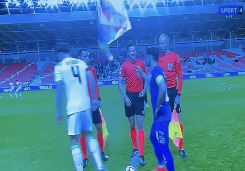 TouchlineX's tweet photo. 🚨 𝗕𝗥𝗘𝗔𝗞𝗜𝗡𝗚: Not only did the Ireland player lowered their heads during the National anthem of Israel.

They ALSO REFUSED to shake hands with their players. https://t.co/gBAR1OWtxG