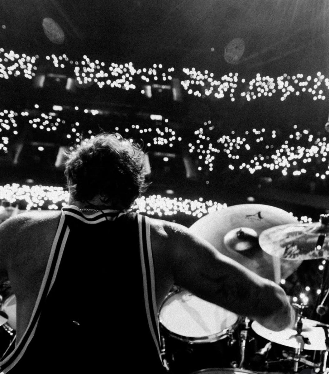 palacesofashes's tweet photo. ASHTON IRWIN SUBIÓ FOTOS A IG DEL SHOW EN BUENOS AIRES EL DÍA DE MI CUMPLEAÑOS 

TE AMO GORDO https://t.co/bDylQaul4n