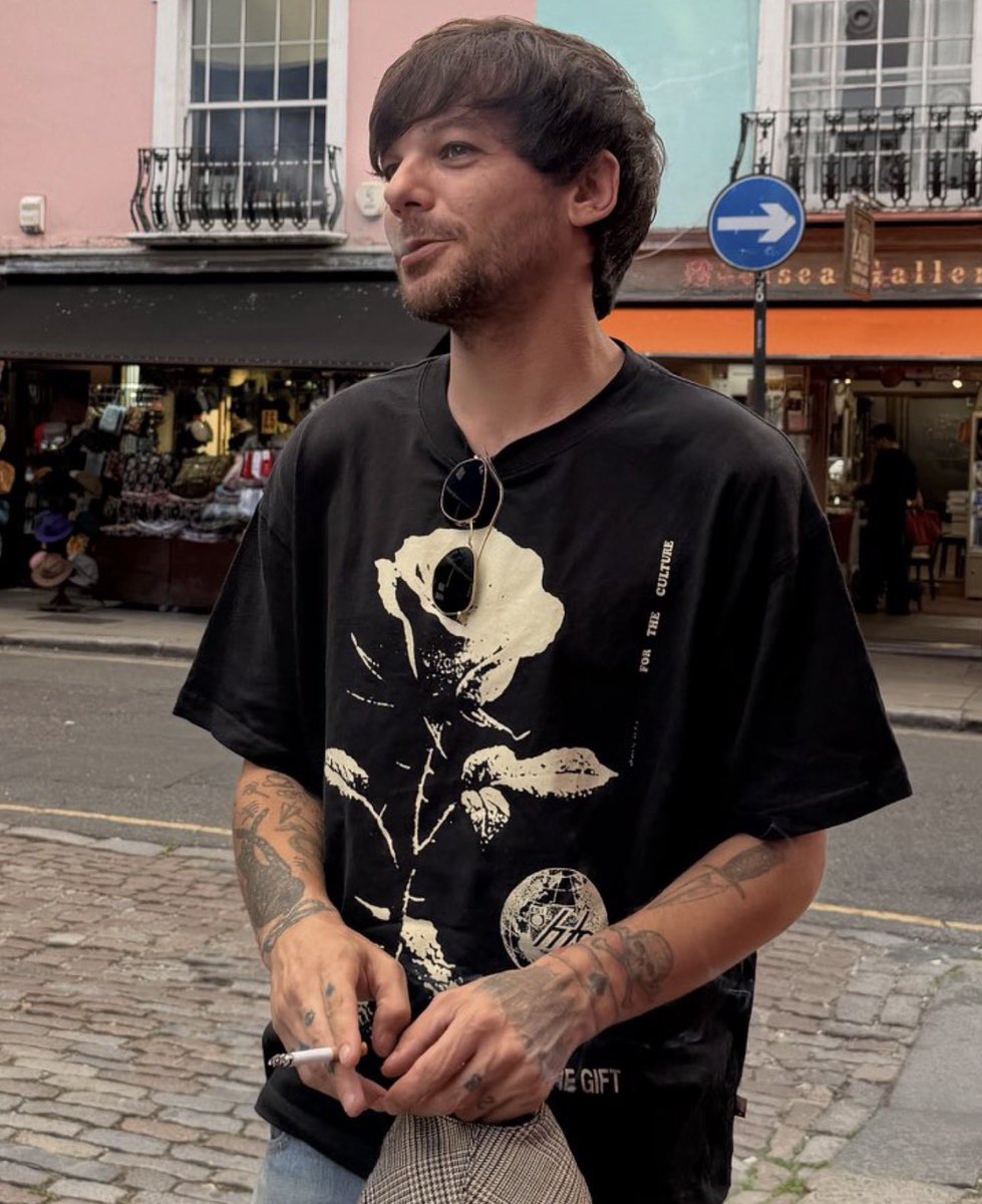 tommowayy__'s tweet photo. LOOK AT HIM https://t.co/XtZfYkltEO