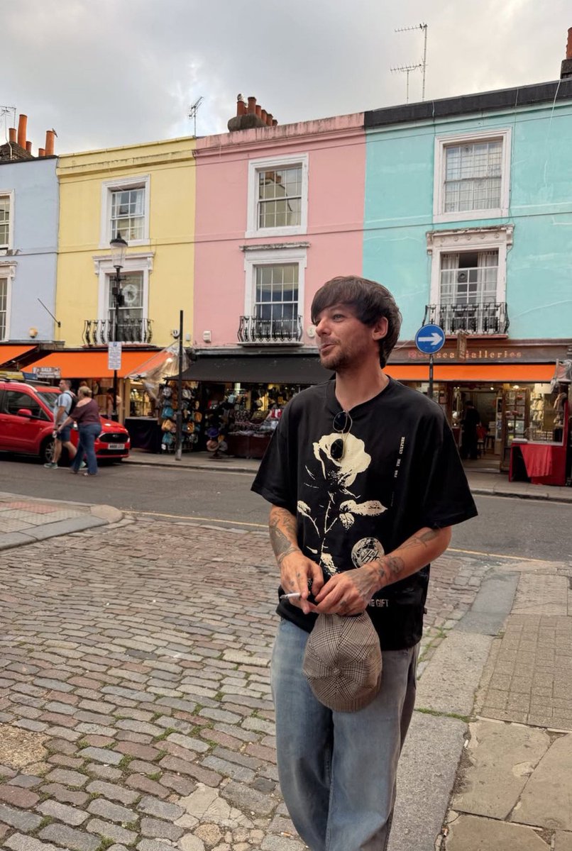 allthistime28's tweet photo. this photo makes me so happy it’s louis through the eyes of someone who loves him the most ☹️ https://t.co/zgHxOK6PAb