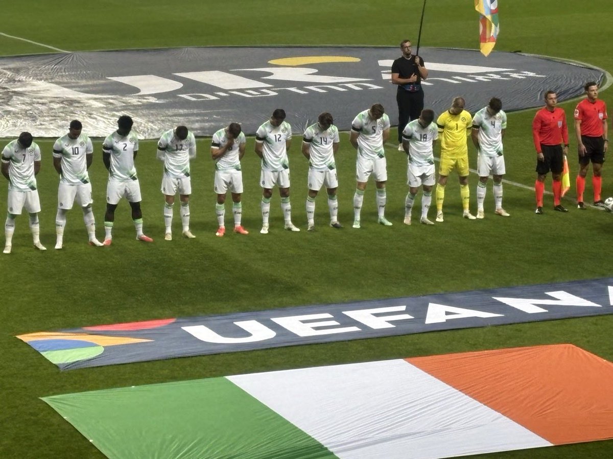 TrendEPL's tweet photo. 🚨 لقطة اليوم بلا شك!

- لاعبو منتخب أيرلندا يرفضون رفع رؤوسهم أثناء عزف النشيد الصهيوني.. موقف للتاريخ. 🇮🇪👏 https://t.co/5zK4YEIYdr