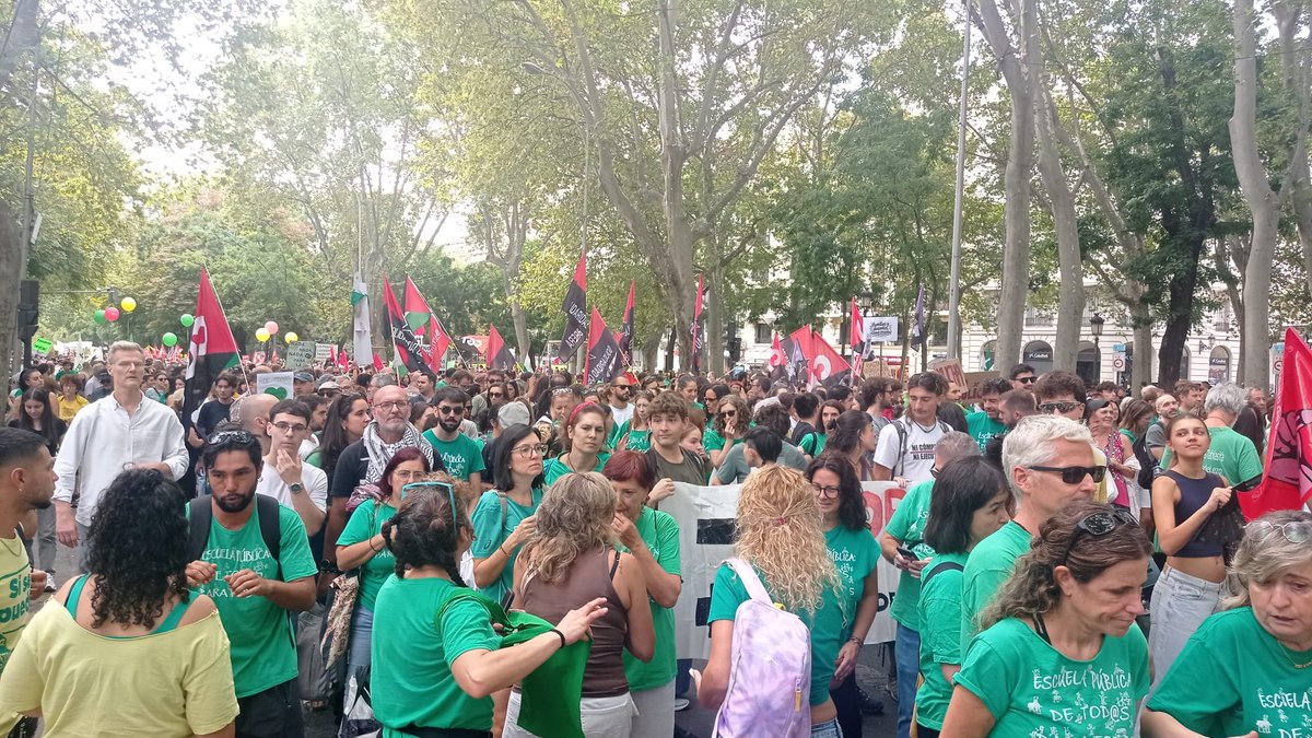 GanemosColmenar's tweet photo. 📢🏫 Hoy Madrid ha sido un clamor en defensa de la #EducaciónPública.

📣🏫 “Docentes en huelga: la pública no puede esperar”.

💚 Defendemos la pública
💚 Defendemos el futuro https://t.co/rfIZrfqBq6