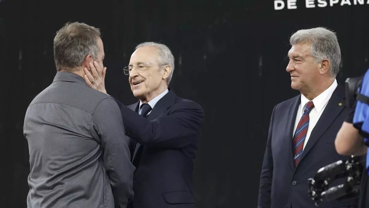 Forca_Fcb's tweet photo. ✍️ ألفريدو مارتينيز (SPORT):

المشكلة الحقيقية لريال مدريد ليست في التفاصيل المحيطة به، بل في وجود هانسي فليك وبرشلونة قوي ومستقر أمامه

ريال مدريد بدأ الموسم وسط تغييرات كثيرة واستثمارات كبيرة، لكن التحدي الأكبر أمامه يتمثل في استقرار البارسا تحت قيادة المُدرب الألماني

الفريق الكتالوني يمتلك مجموعة شابة، قاعدة قوية من الأكاديمية، لامين يامال كمحور للمستقبل، ومدربًا يمنح المشروع وضوحًا واستمرارية

في المقابل، يعيش مدريد تغييرات متلاحقة وصدامات خارج الملعب، بينما ما زال يبحث عن استقرار رياضي مماثل