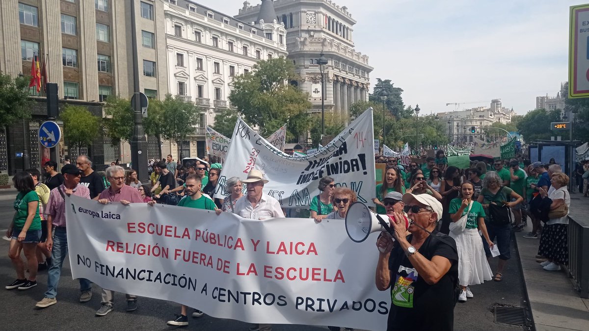 GanemosColmenar's tweet photo. 📢🏫 Hoy Madrid ha sido un clamor en defensa de la #EducaciónPública.

📣🏫 “Docentes en huelga: la pública no puede esperar”.

💚 Defendemos la pública
💚 Defendemos el futuro https://t.co/rfIZrfqBq6