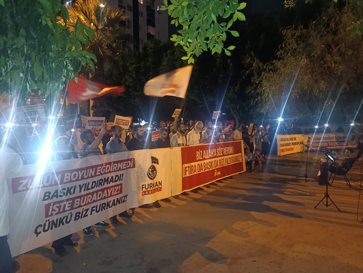 adyfrknhareketi's tweet photo. "Gözaltındaki kardeşlerimize adli tıp işlemleri esnasında ters kelepçe takıldığı, ibadet haklarının engellendiği ve uzun süre gıdaya erişimlerinin kısıtlandığı bilgisi tarafımıza ulaştı. Kötü muamele ve hak ihlalleri kabul edilemez! Sürecin takipçisiyiz."

Gözaltında KötüMuamele https://t.co/gEGloJe3uX