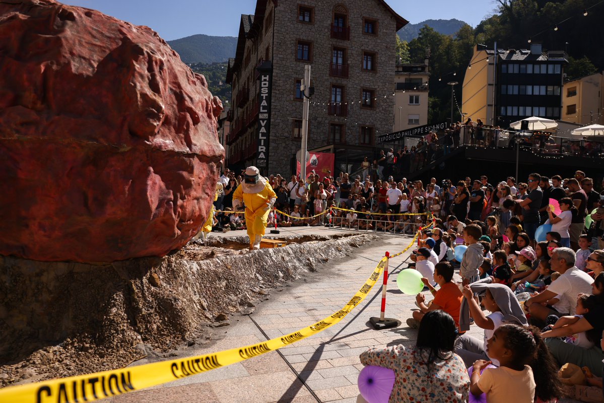 comuee's tweet photo. 💛 Més de 6.000 persones han omplert la zona històrica d’Escaldes-Engordany en la 3a edició del #FestiCaldes!

🎶 Tres dies de música, cultura i espectacles per a tots els públics.

📸 Gràcies per fer-ho possible! Ens retrobem l’any vinent!

#EscaldesEngordany #Andorra https://t.co/4tDhXh3tdB