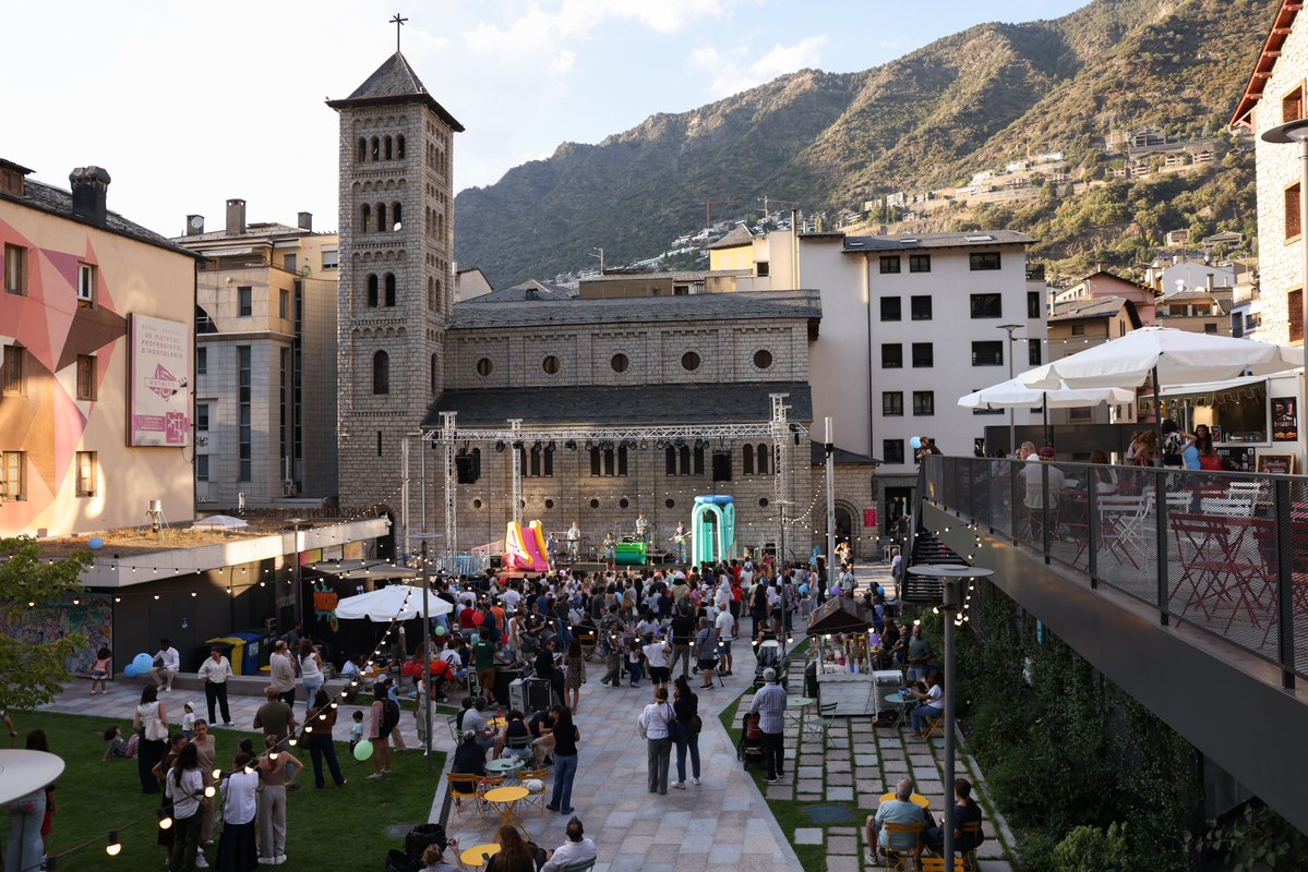 comuee's tweet photo. 💛 Més de 6.000 persones han omplert la zona històrica d’Escaldes-Engordany en la 3a edició del #FestiCaldes!

🎶 Tres dies de música, cultura i espectacles per a tots els públics.

📸 Gràcies per fer-ho possible! Ens retrobem l’any vinent!

#EscaldesEngordany #Andorra https://t.co/4tDhXh3tdB