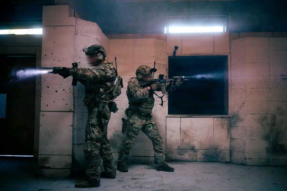 Steph_JTownsend's tweet photo. 1st Special Forces Command - Airborne 1st Group Green Berets refine their tactics, communication, and team coordination during close-quarters battle training at Joint Base Lewis-McChord, Wash. https://t.co/CrNcVZl1Xr