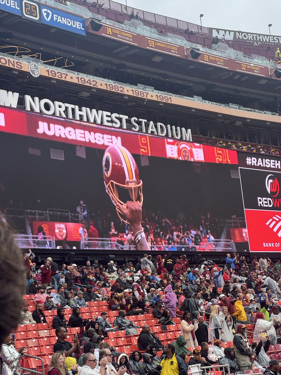 redzoneinthelab's tweet photo. They kept this up for about 15 seconds before honoring Sonny and Monte on the Jumbotron. 😏 https://t.co/bYgoxwzh3o