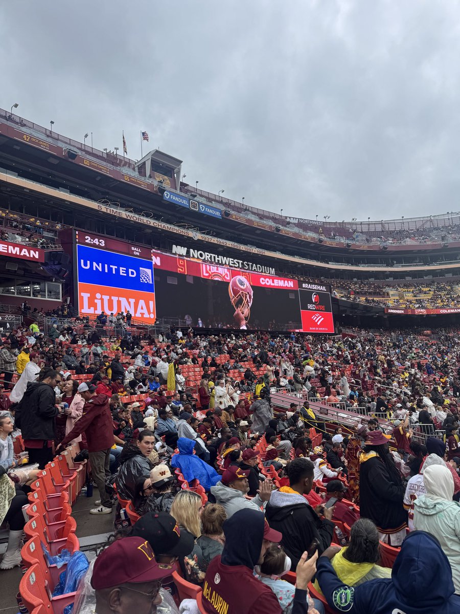 redzoneinthelab's tweet photo. They kept this up for about 15 seconds before honoring Sonny and Monte on the Jumbotron. 😏 https://t.co/bYgoxwzh3o