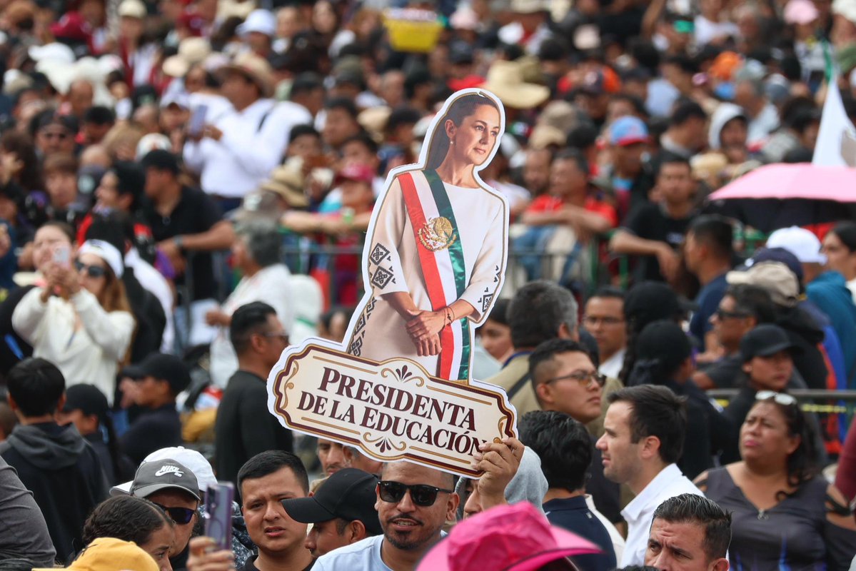 TlalokV's tweet photo. En el Zócalo de la Ciudad de México, al cerrar la gira Honestidad y Resultados, la Presidenta Claudia Sheinbaum destacó que la democracia sigue guiando nuestro destino: la democracia como el gobierno del pueblo, por el pueblo y para el pueblo.

#ClaudiaDaResultados https://t.co/OAdc8O8SlK