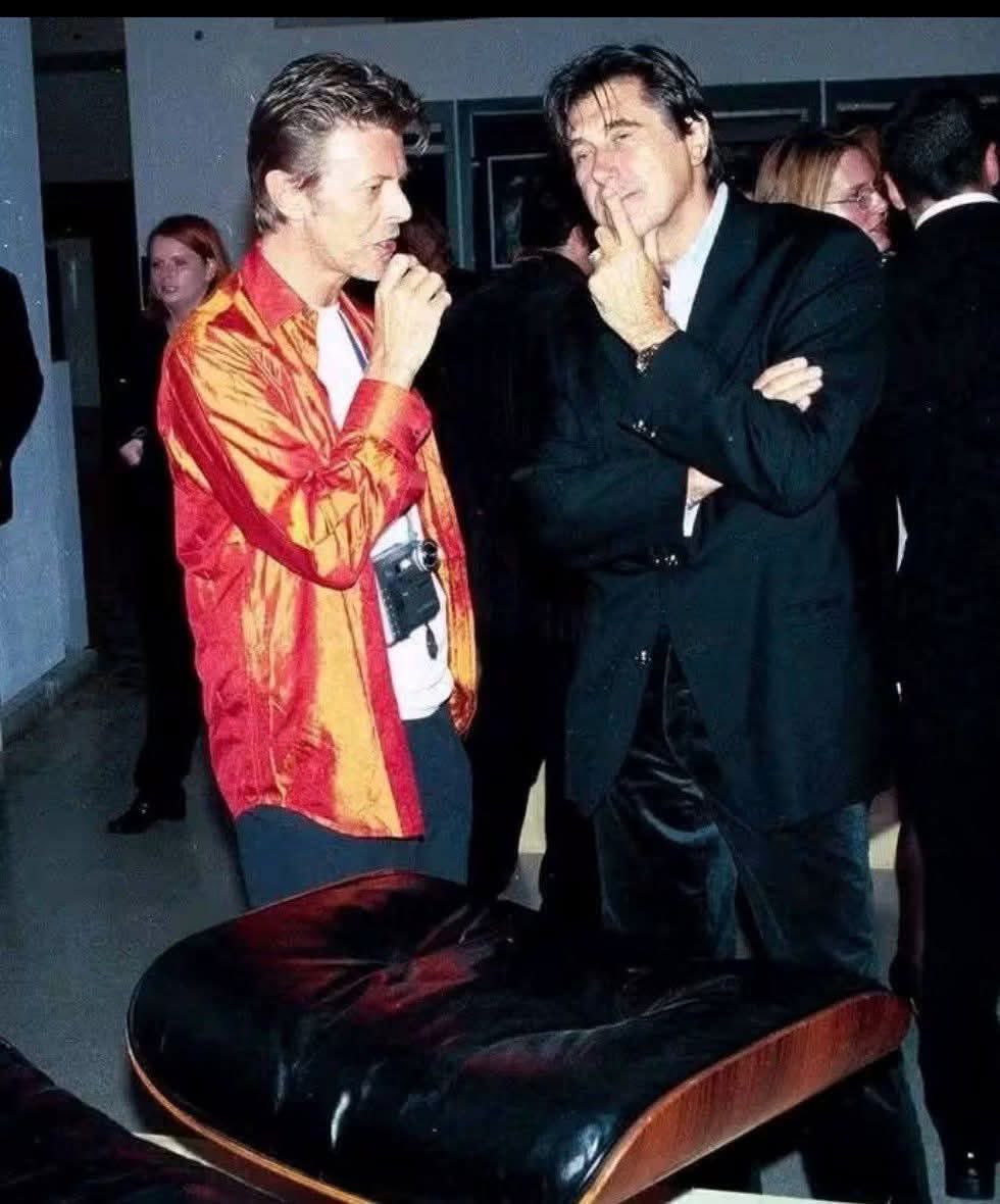 kennylanglea's tweet photo. David Bowie and Bryan Ferry deep in conversation at the London Design Museum, 14th September 1998. Photographs by Alan Davidson #DavidBowie #BryanFerry 📸 https://t.co/aotRIZTLLd