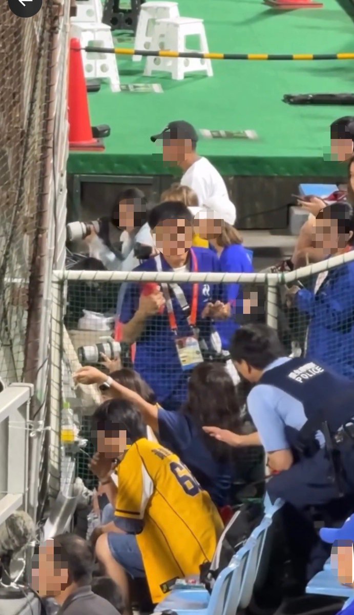 FireDancer_'s tweet photo. スタンドに台湾のタオル持っていた観客に、愛知県警まで来て対応する。
日本の警察なのに中国の手先なのか？

「中国国旗はよくて我々はダメなのか！」台湾タオル没収され怒り爆発　観客とスタッフ衝突が物議、台湾メディア詳報【アジア大会】(THE ANSWER)
#Yahooニュース
https://t.co/rH4yBPfZkW https://t.co/wI4ZUefu1T