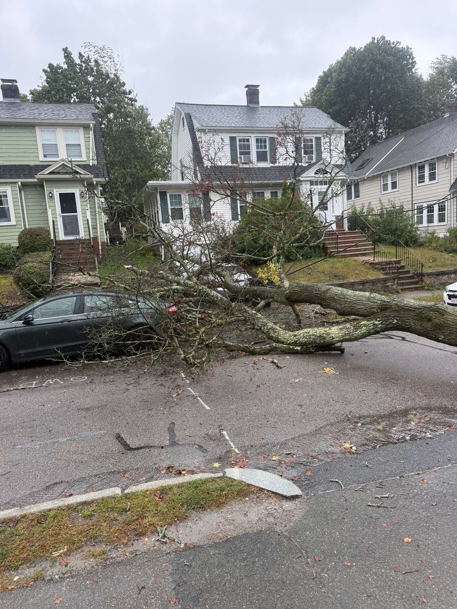 nationalgridus's tweet photo. Using a generator during an outage? 
Never operate a generator indoors, in a garage, basement, or near windows and doors. Generators can produce carbon monoxide, an odorless gas that can be deadly. 
Always follow the manufacturer's instructions and place generators in a well-ventilated outdoor location.