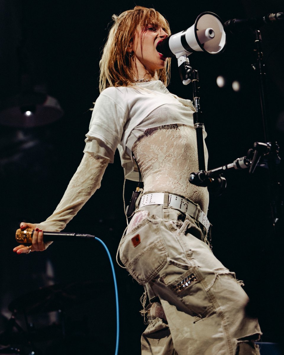 imaIiabiIityx's tweet photo. hang these hayley photos in the louvre immediately 😭 oh my goodness 😭 https://t.co/1mQ2MbwV84