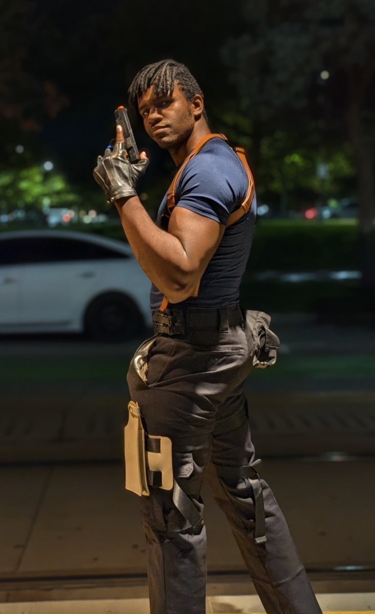 ChocoTacoFilms's tweet photo. Late to the trend because I wanted to use a pic of my Leon cosplay from FanX this weekend https://t.co/eLsaqD8Ogo