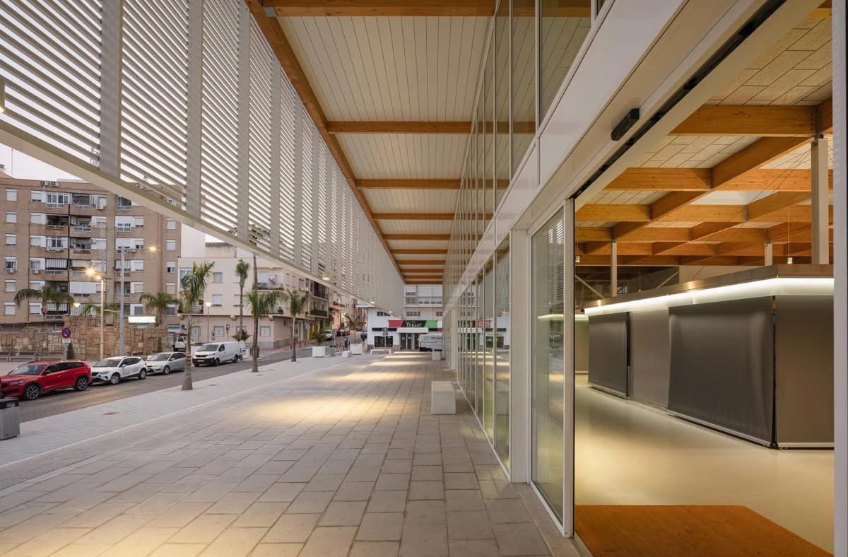 gomezdetejada's tweet photo. Mercado municipal de Almuñécar (Granada).
martínezysoler / SH asociados, 2026.

El nuevo mercado se desarrolla en un gran espacio cubierto de carácter abierto y diáfano, concebido como una sala hipóstila de aproximadamente 40 x 40 metros y 7,35 metros de altura, con capacidad para albergar 40 puestos.

Uno de los elementos principales del proyecto es la cubierta de madera laminada, acompañada de una celosía que se descuelga de la cubierta hasta el umbral de 2,5 metros de altura. La envolvente transparente favorece la iluminación natural y la relación visual con el entorno…

Proyecto vía @arquitect_viva 👇🏼
https://t.co/0Xv5wd1fvz

Fotografías: Fernando Alda